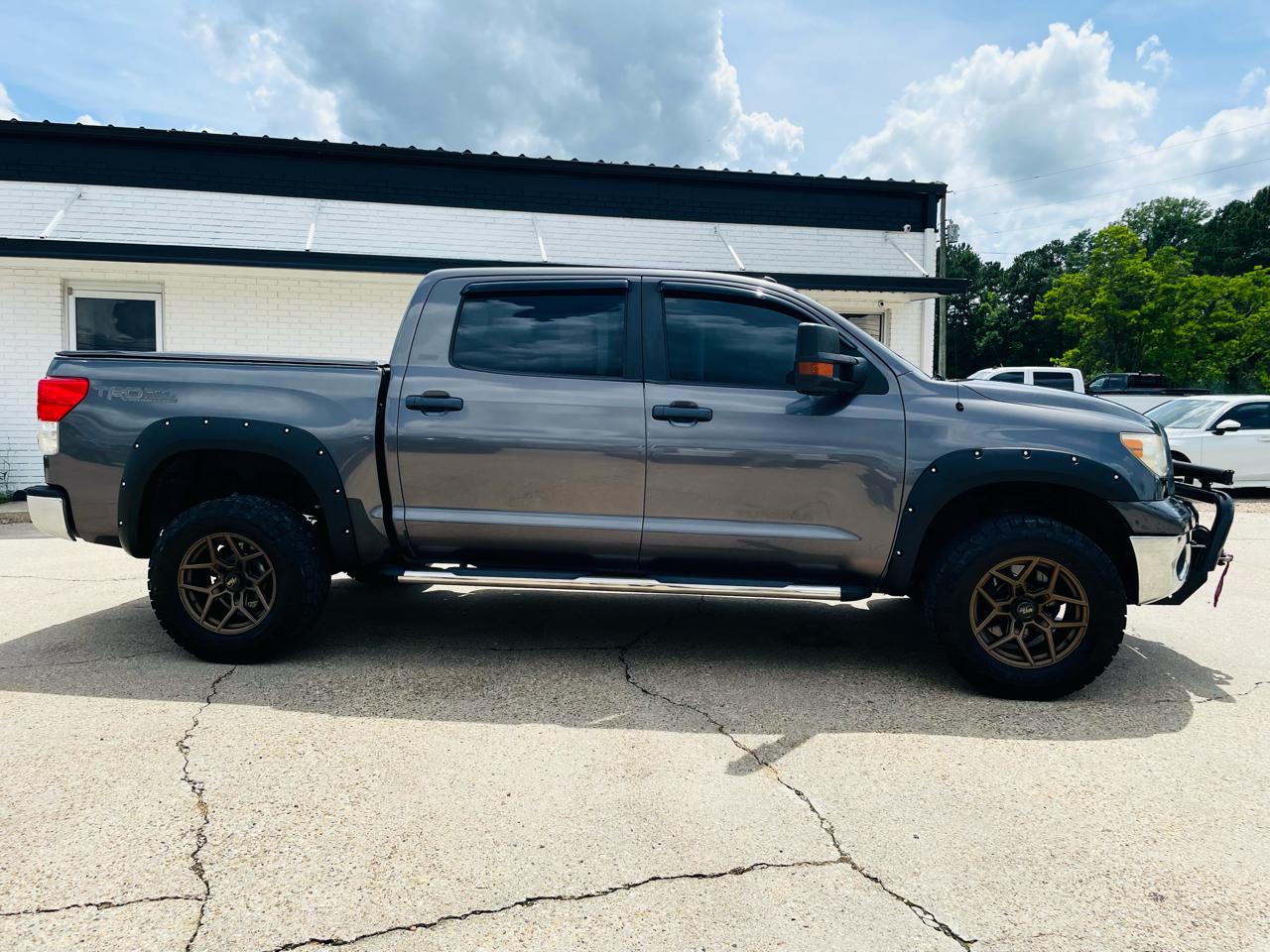 2011 Toyota Tundra 4WD Truck photo 2