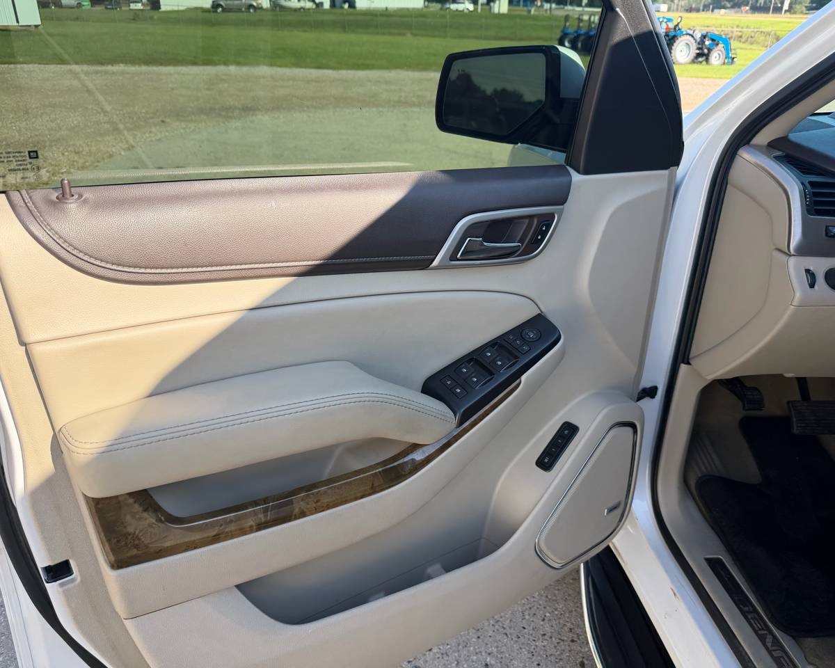 2017 GMC Yukon Denali 4WD, photo 10 of 30