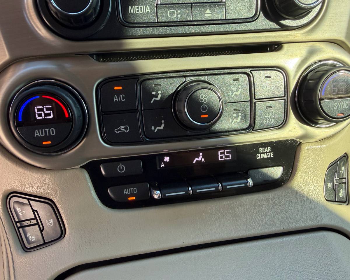 2017 GMC Yukon Denali 4WD, photo 17 of 30