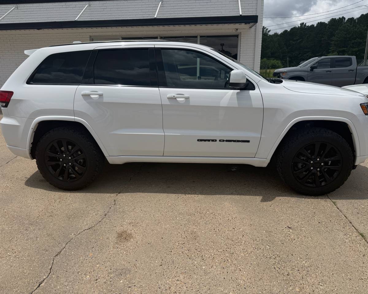 2018 Jeep Grand Cherokee Laredo Altitude, photo 2 of 20