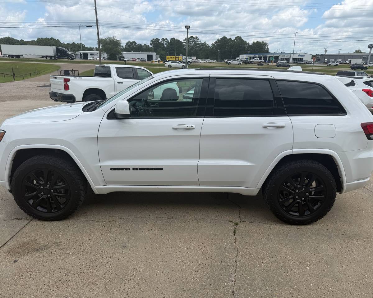 2018 Jeep Grand Cherokee Laredo Altitude, photo 9 of 20
